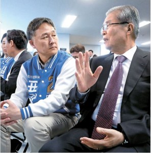 더불어민주당 김종인 비상대책위 대표(사진 오른쪽)가 25일 경기도 용인 표창원(용인정) 후보 선거사무소 개소식에 참석해 얘기를 나누고 있다